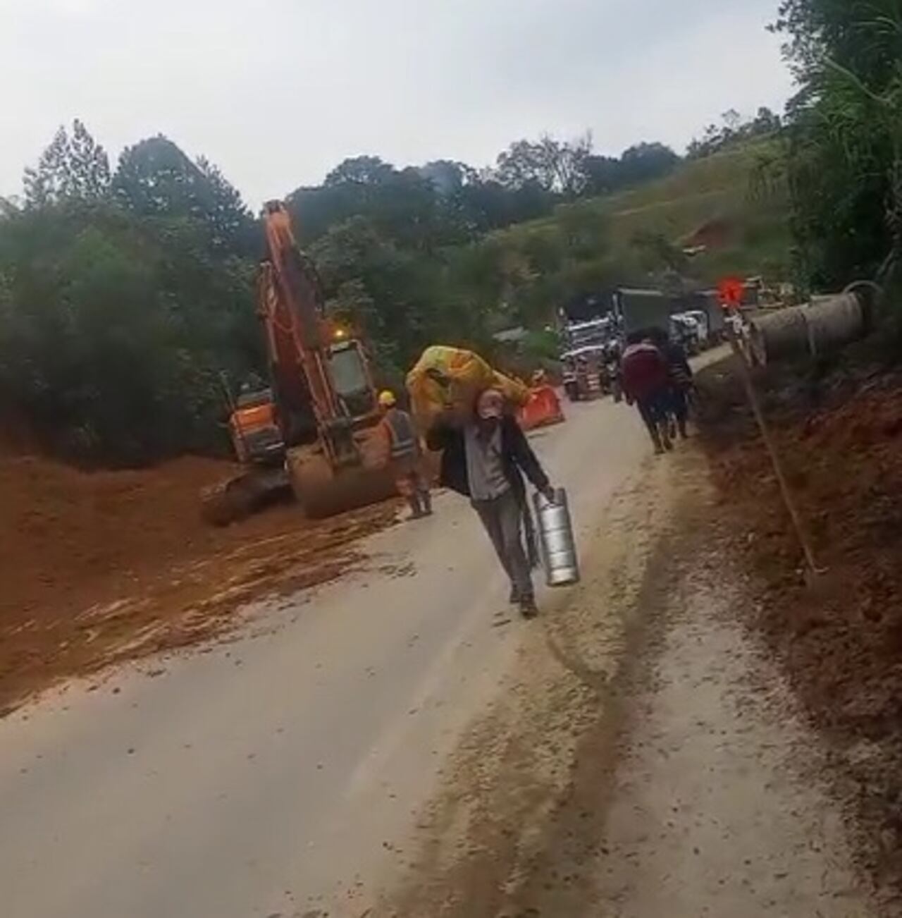 Trabajadores de concesión vial e indígenas trabajaron durante toda la tarde de este miércoles 2 de abril para limpiar los diferentes tramos donde se desarrollaron los taponamientos por parte de las comunidades ancestrales del oriente del Cauca.