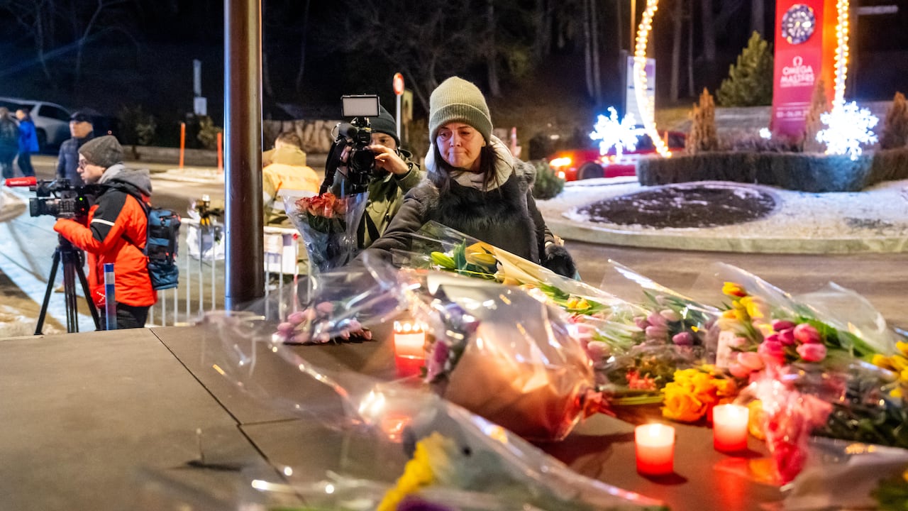 A woman lays flowers near the site where a fire ripped through a crowded bar during New Year's Eve celebrations in the Alpine ski resort town of Crans-Montana on January 1, 2026
177 / 5.000
Una mujer coloca flores cerca del lugar donde un incendio arrasó un bar lleno de gente durante las celebraciones de Nochevieja en la ciudad de esquí alpino de Crans-Montana el 1 de enero de 2026.(Photo by MAXIME SCHMID / AFP)