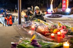 A woman lays flowers near the site where a fire ripped through a crowded bar during New Year's Eve celebrations in the Alpine ski resort town of Crans-Montana on January 1, 2026
177 / 5.000
Una mujer coloca flores cerca del lugar donde un incendio arrasó un bar lleno de gente durante las celebraciones de Nochevieja en la ciudad de esquí alpino de Crans-Montana el 1 de enero de 2026.(Photo by MAXIME SCHMID / AFP)