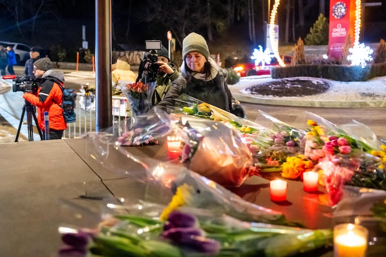 A woman lays flowers near the site where a fire ripped through a crowded bar during New Year's Eve celebrations in the Alpine ski resort town of Crans-Montana on January 1, 2026
177 / 5.000
Una mujer coloca flores cerca del lugar donde un incendio arrasó un bar lleno de gente durante las celebraciones de Nochevieja en la ciudad de esquí alpino de Crans-Montana el 1 de enero de 2026.(Photo by MAXIME SCHMID / AFP)