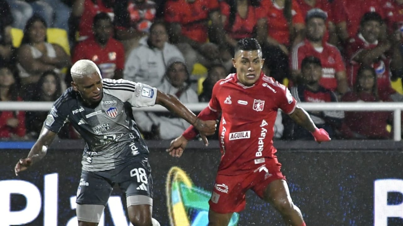 Cristian Barrios (der.) durante el partido contra Junior de Barranquilla, por la fecha 17 de la Liga Colombiana.
