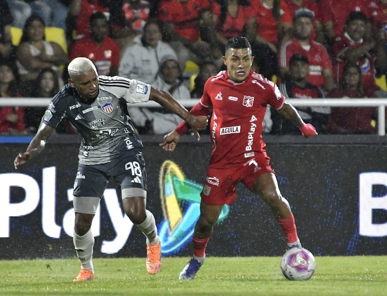 Cristian Barrios (der.) durante el partido contra Junior de Barranquilla, por la fecha 17 de la Liga Colombiana.