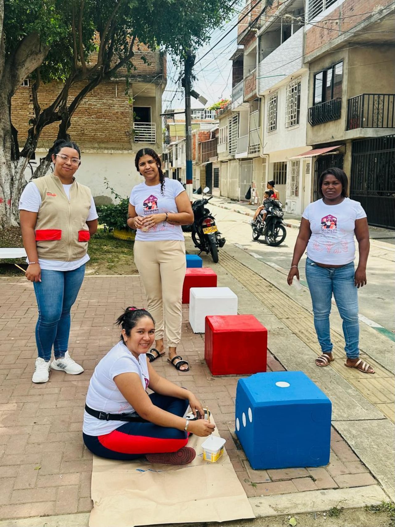 En barrios como El Vallado, en la Comuna 15, el proyecto ha intervenido viviendas con mejoras básicas como puertas, baños y cableado. A cambio, los propietarios arriendan a mujeres migrantes en condiciones más justas.