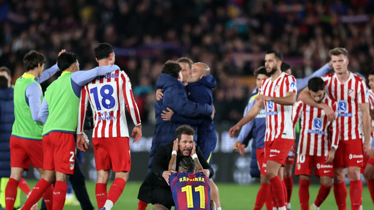 El entrenador argentino del Atlético de Madrid, Diego Simeone (C), consuela al delantero brasileño #11 del Barcelona, Raphinha, al final del partido de vuelta de las semifinales de la Copa del Rey entre el FC Barcelona y el Club Atlético de Madrid en el Estadio Camp Nou en Barcelona el 3 de marzo de 2026. (Foto de Josep LAGO / AFP)