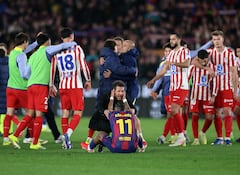 El entrenador argentino del Atlético de Madrid, Diego Simeone (C), consuela al delantero brasileño #11 del Barcelona, Raphinha, al final del partido de vuelta de las semifinales de la Copa del Rey entre el FC Barcelona y el Club Atlético de Madrid en el Estadio Camp Nou en Barcelona el 3 de marzo de 2026. (Foto de Josep LAGO / AFP)