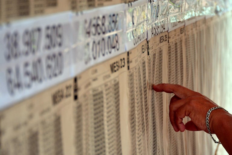 Los colombianos salieron a votar en las urnas para elegir presidente y vicepresidente.