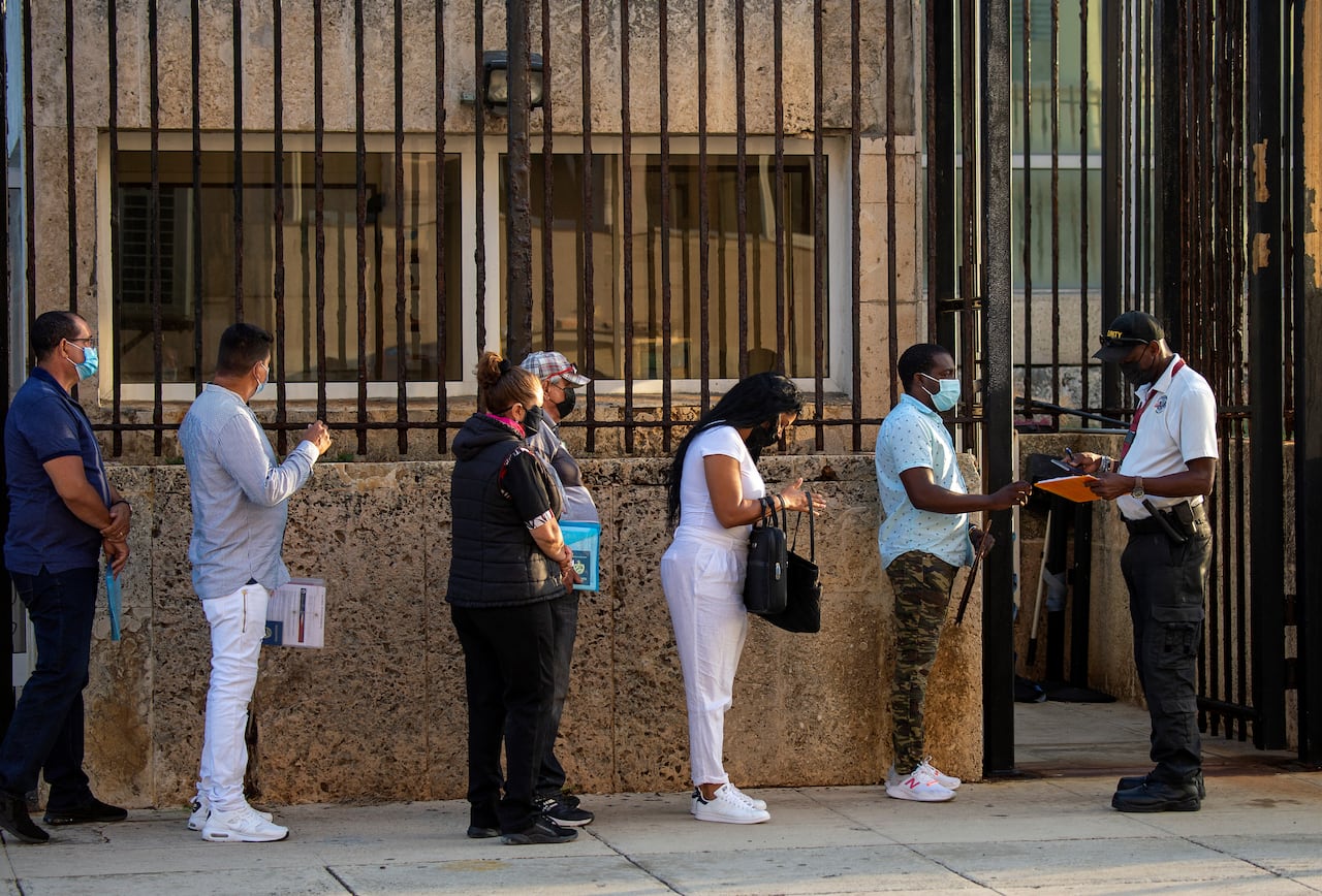La gente hace fila en la embajada de los Estados Unidos en La Habana el 3 de mayo de 2022.