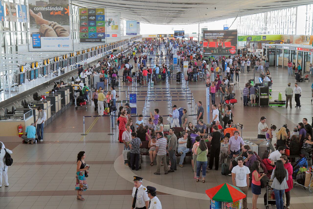 Diseño vanguardista del Aeropuerto Internacional Arturo Merino Benítez en Santiago, Chile, elogiado por su gestión operativa y servicios al cliente.