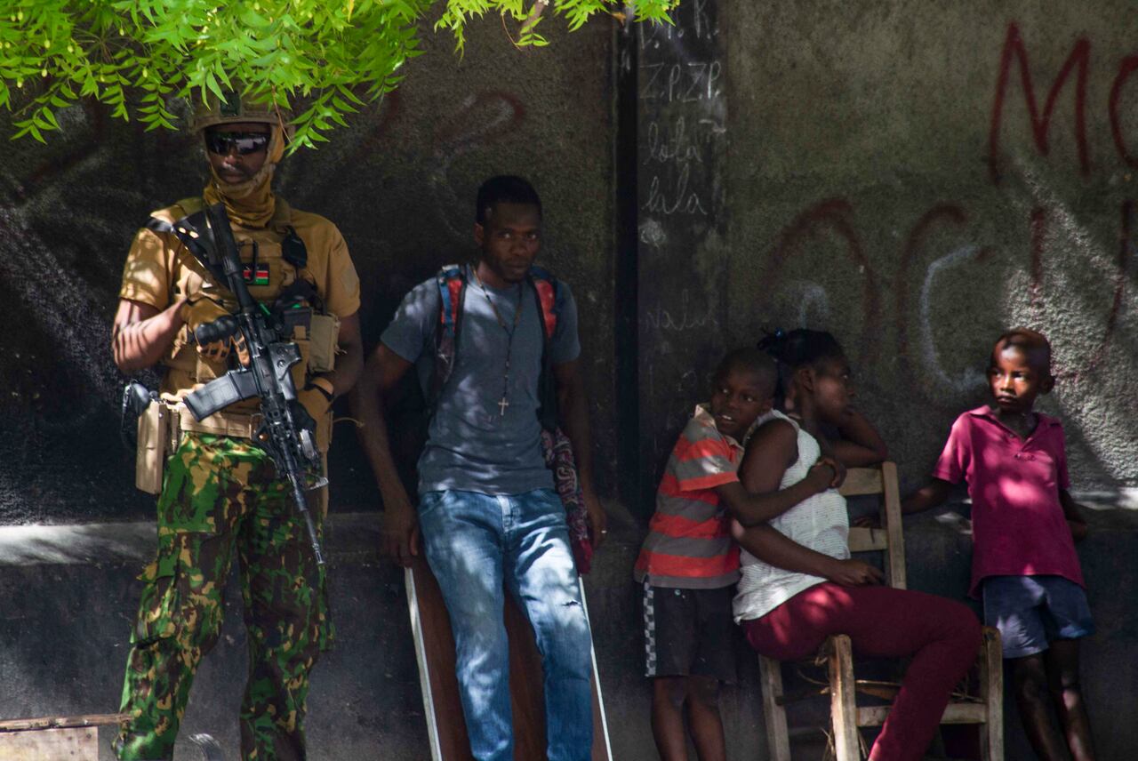 La policía de Kenia patrulló la capital de Haití en vehículos blindados el 16 de julio, un día después de la llegada.
