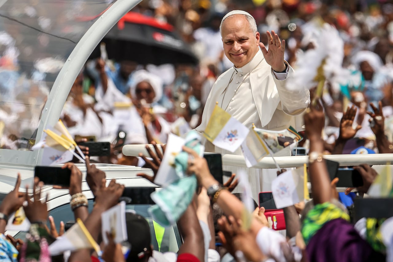 El papa León XIV saluda a la multitud desde el papamóvil a su llegada para oficiar la Santa Misa en la zona frente al estadio Japoma en Douala, en el quinto día de su viaje apostólico de 11 días a África