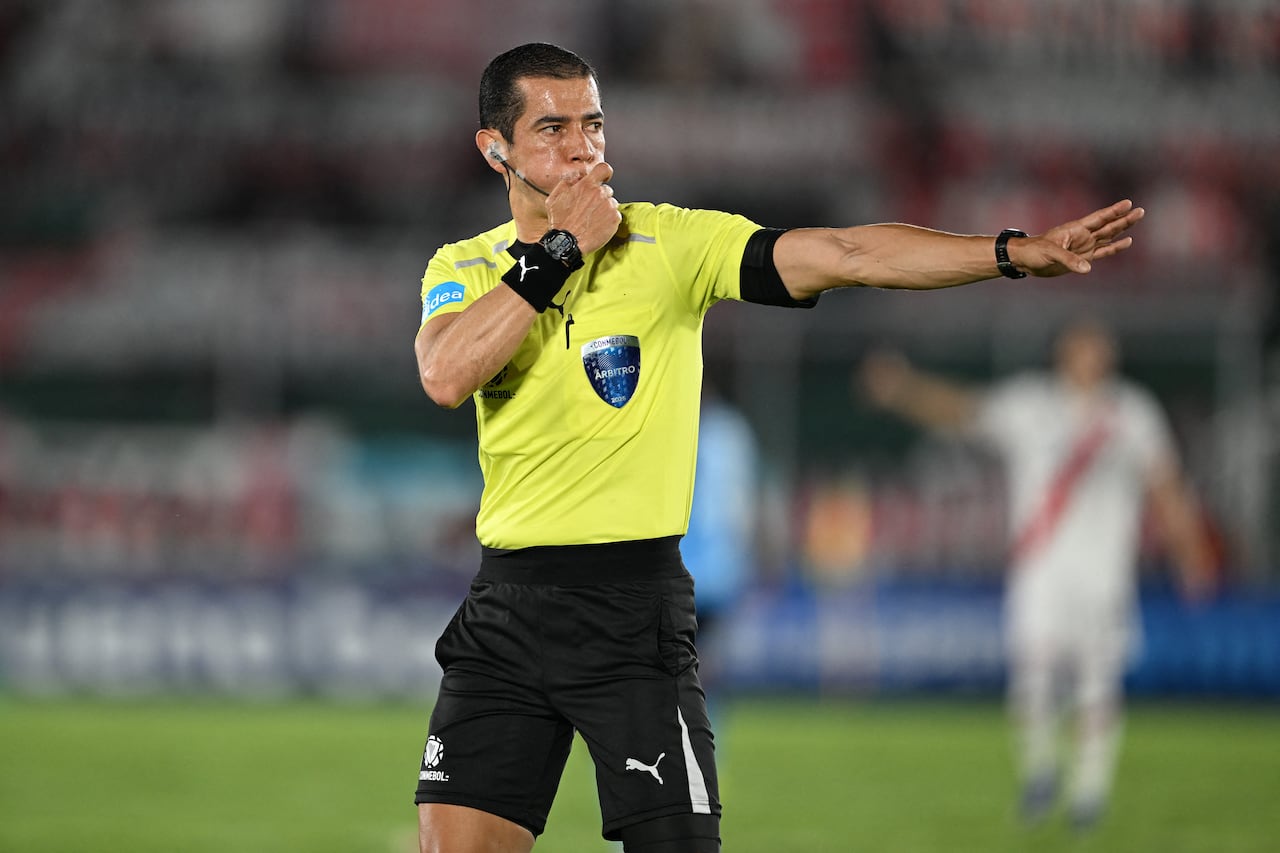 El árbitro colombiano Andrés Rojas hace un gesto durante el partido de la fase de grupos de la Copa Sudamericana entre el Blooming de Bolivia y el River Plate de Argentina en el estadio Ramón Aguilera Costas en Santa Cruz de la Sierra, Bolivia, el 8 de abril de 2026. (Foto de AIZAR RALDES / AFP)