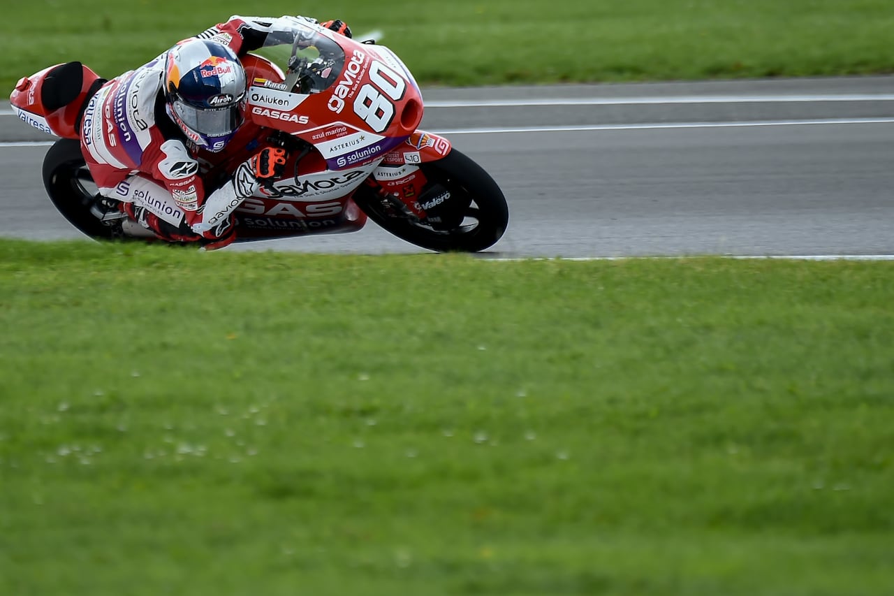 El piloto colombiano David Alonso, del Gaviota GASGAS Aspar M3, conduce su motocicleta durante la carrera de Moto 3 del Gran Premio Británico de Motociclismo en el circuito de Silverstone, en Silverstone, Inglaterra, el domingo 6 de agosto de 2023. (Foto AP/Rui Vieira)