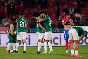 Los jugadores de Bolivia celebran tras vencer a Chile en un partido clasificatorio al Mundial de 2026 en el Estadio Nacional de Santiago, Chile, el martes 10 de septiembre de 2024. (Foto AP/Esteban Félix)