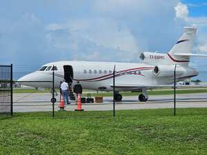 El avión del presidente venezolano Nicolás Maduro, un jet privado Dassault Falcon 900EX, después de ser incautado por agentes del orden estadounidenses en Fort Lauderdale, Florida. Los funcionarios estadounidenses tomaron medidas para tomar el avión, un jet privado Dassault Falcon 900EX utilizado por Maduro y miembros de su gobierno, y el Departamento de Justicia dijo que el avión fue "comprado ilegalmente". (Foto de Miguel GUTIÉRREZ/AFP)