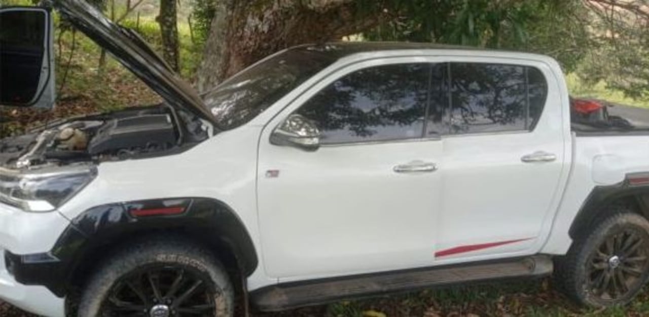 En el interior de los vehículos, reportados como robados, fueron hallados fusiles traumáticos, un radio de comunicaciones y un chaleco.