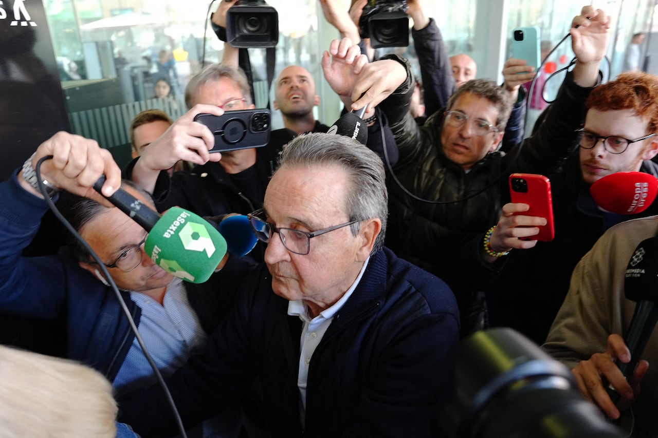 Medios de comunicación rodean al exjefe de árbitros José María Enríquez Negreira a su salida del juzgado tras declarar en el caso de corrupción del FC Barcelona. (Foto de Pau Barrena / AFP)