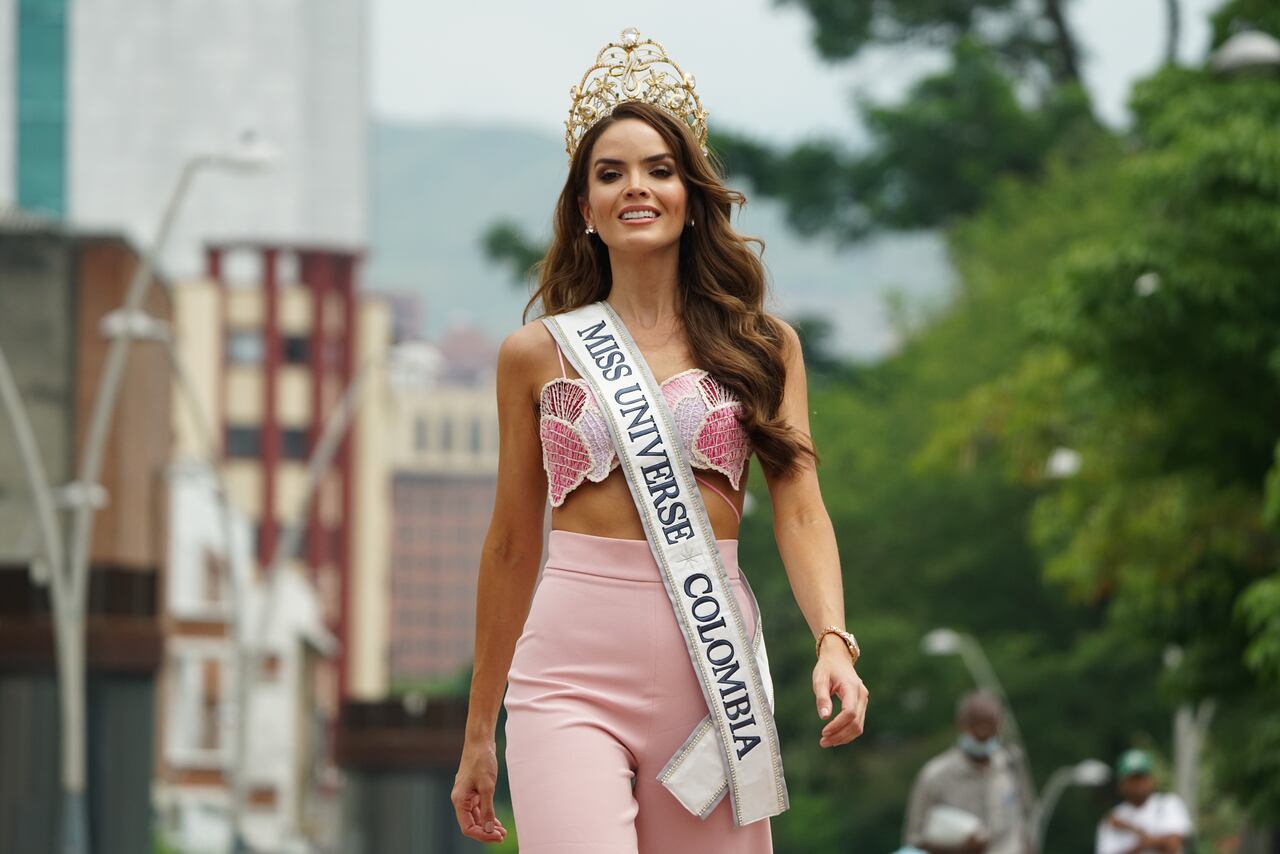 Daniela Toloza, la nueva Miss Universe Colombia, recorrió la Plaza de Caycedo y compartió un rayo y se tomó muchas fotos con la gente que llegó a conocerla, luego realizó un pequeño desfile por el Bulevar, donde también compartió con la gente.