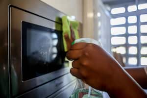 Un paño de microfibra y agua caliente son suficientes para limpiar y darle un aspecto reluciente a tu horno microondas.