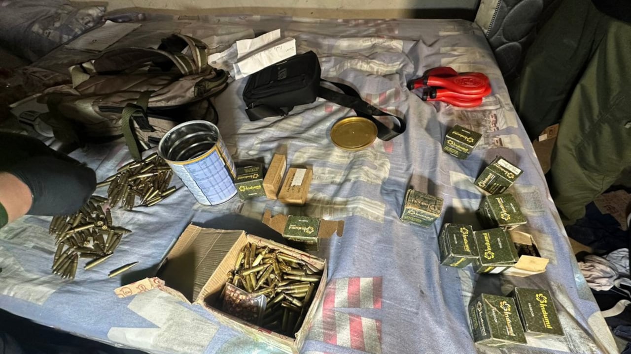 Imagen difundida por la Oficina de Prensa del Ejército de Colombia que muestra una mesa con munición de alto calibre incautada en un depósito en Bogotá el 25 de febrero de 2026.