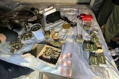 Imagen difundida por la Oficina de Prensa del Ejército de Colombia que muestra una mesa con munición de alto calibre incautada en un depósito en Bogotá el 25 de febrero de 2026.