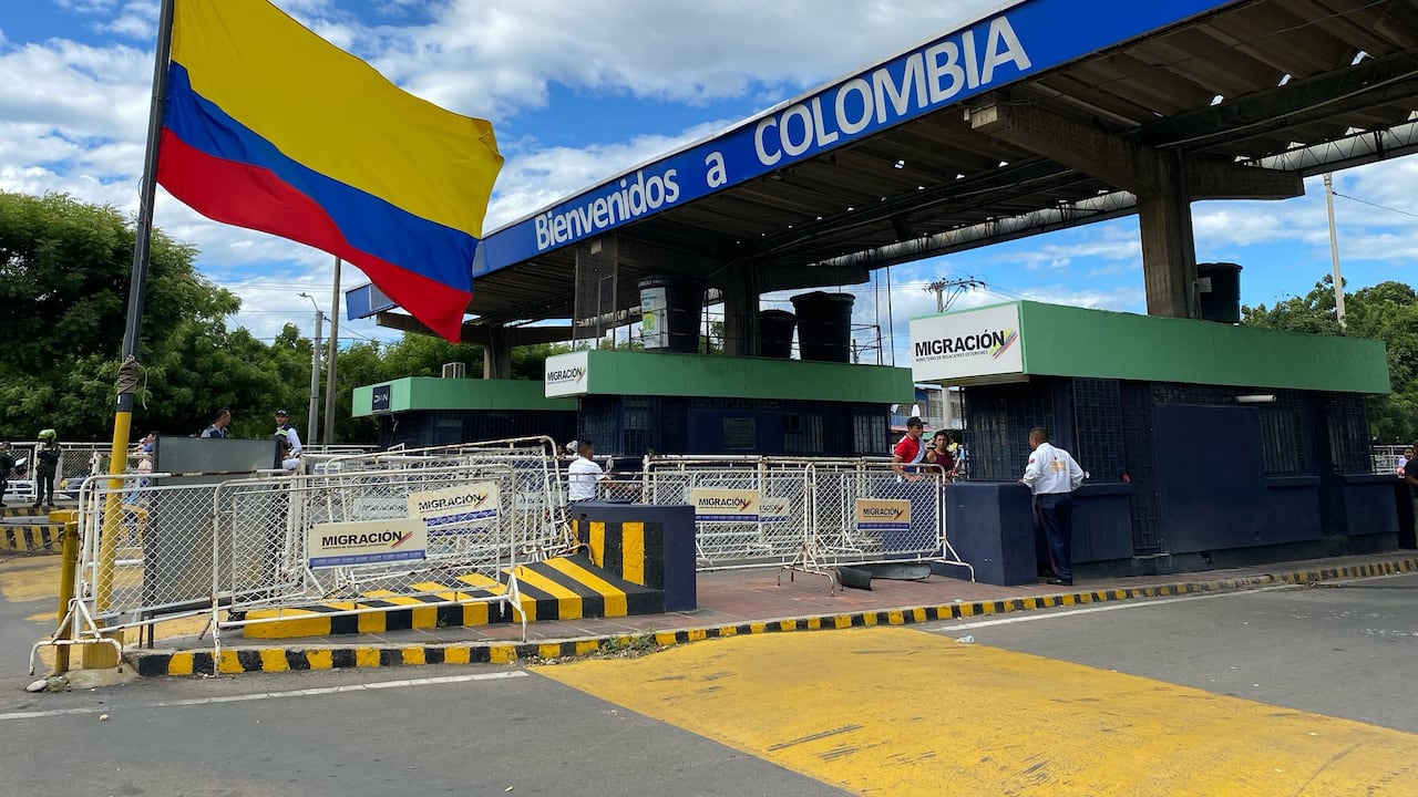 Colombia adelantó cierre de la frontera con Venezuela por elecciones y sorprendió a viajeros en Norte de Santander
La medida comenzó a aplicarse desde la mañana de este viernes, varias horas antes de lo previsto inicialmente. Migración Colombia confirmó que el cierre se extiende a todos los pasos fronterizos terrestres y fluviales del país hasta el lunes 22 de junio.