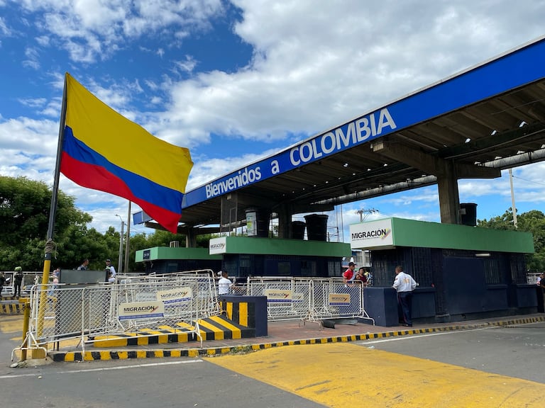 Colombia adelantó cierre de la frontera con Venezuela por elecciones y sorprendió a viajeros en Norte de Santander
La medida comenzó a aplicarse desde la mañana de este viernes, varias horas antes de lo previsto inicialmente. Migración Colombia confirmó que el cierre se extiende a todos los pasos fronterizos terrestres y fluviales del país hasta el lunes 22 de junio.