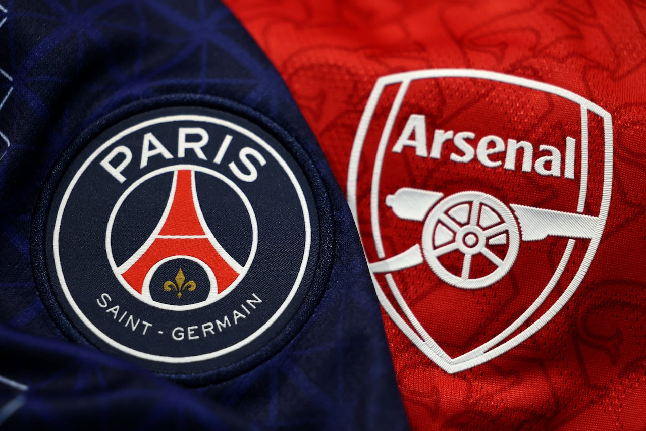 Esta fotografía muestra los escudos de las camisetas del Paris Saint-Germain (izquierda) y del Arsenal (derecha) en París, el 19 de mayo de 2026. El Paris Saint-Germain se enfrentará al Arsenal en la final de la Liga de Campeones de la UEFA en Budapest el 30 de mayo de 2026. (Foto de FRANCK FIFE / AFP)