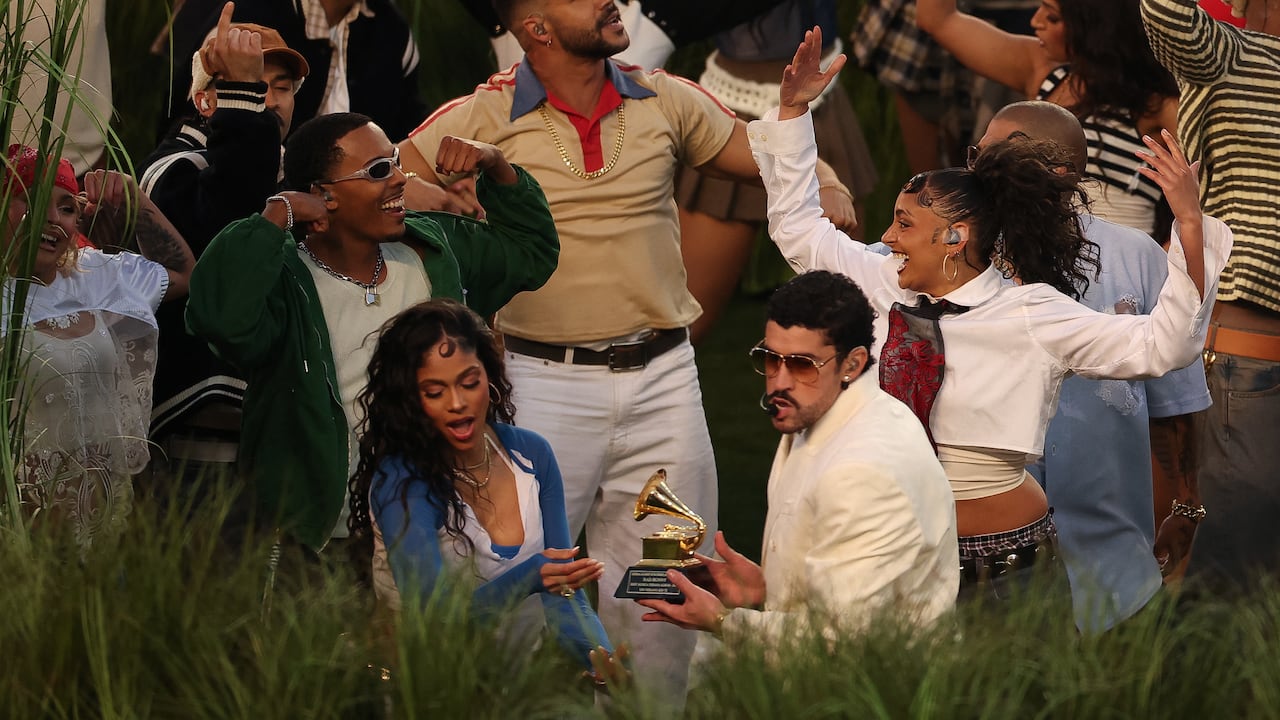 El cantante puertorriqueño Bad Bunny sostiene su Grammy durante el espectáculo de medio tiempo de Apple Music del Super Bowl LX Patriots vs Seahawks en el Levi's Stadium en Santa Clara, California, el 8 de febrero de 2026. (Foto de Patrick T. Fallon / AFP)