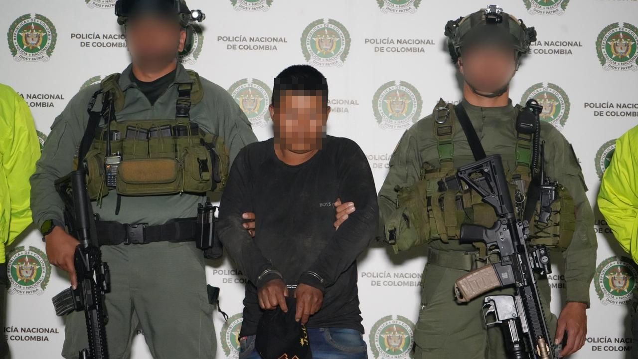 Tras el aterrizaje, las autoridades confirmaron un impacto de bala en la estructura del helicóptero.