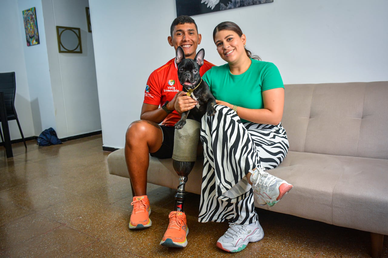 José Manuel Martínez, paratriatleta, junto a su novia Lina Marcela López.