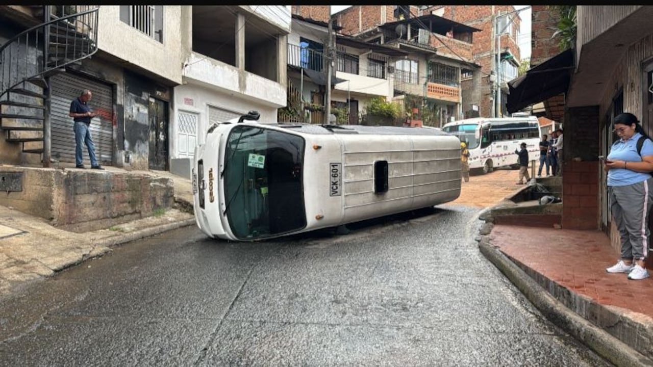 Bus escolar sufrió volcamiento en Altos de Meléndez, en Cali.