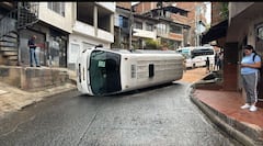 Bus escolar sufrió volcamiento en Altos de Meléndez, en Cali.