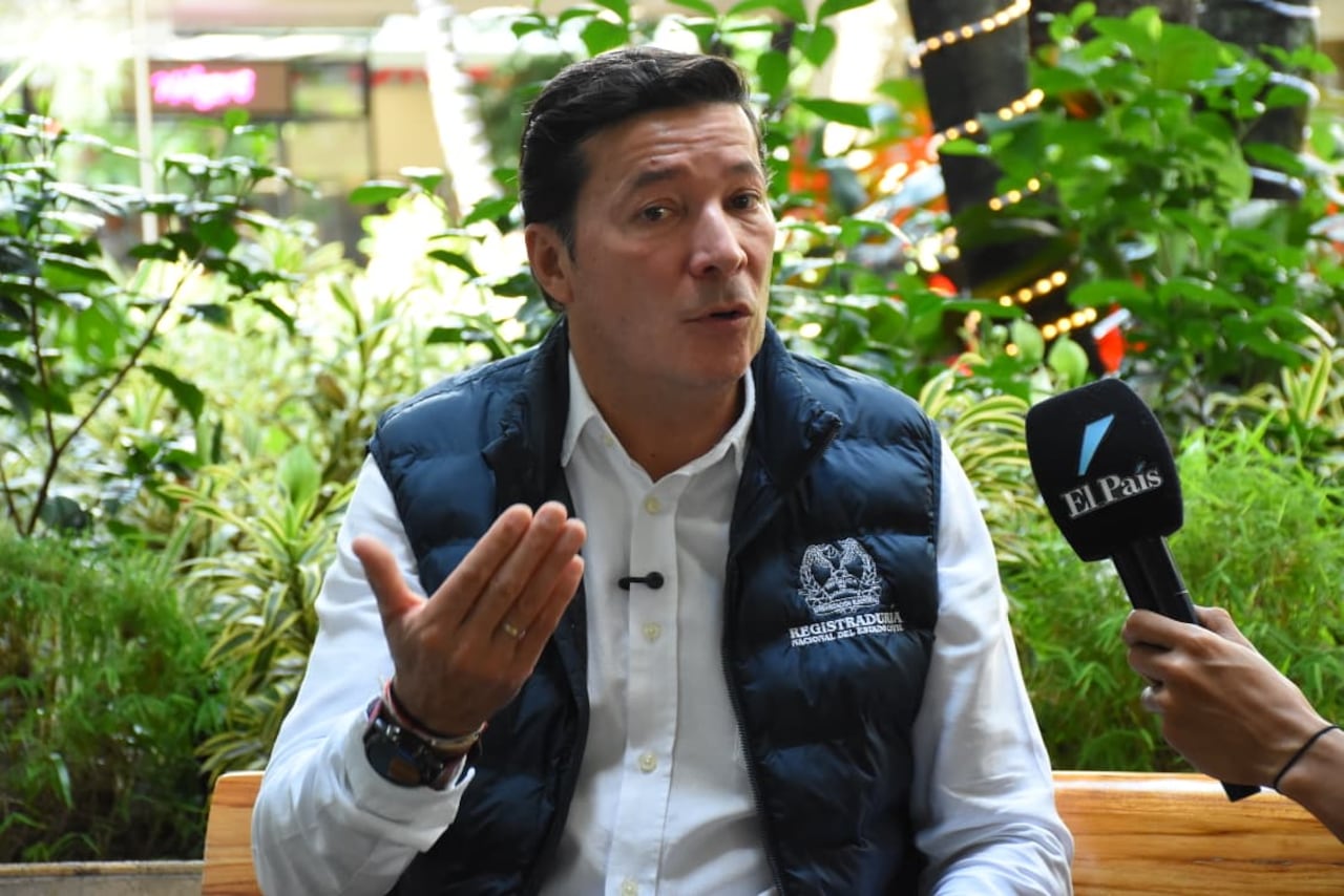 Según él, el futuro de la democracia como mecanismo para dirigir el destino de los países está en juego en la actualidad.