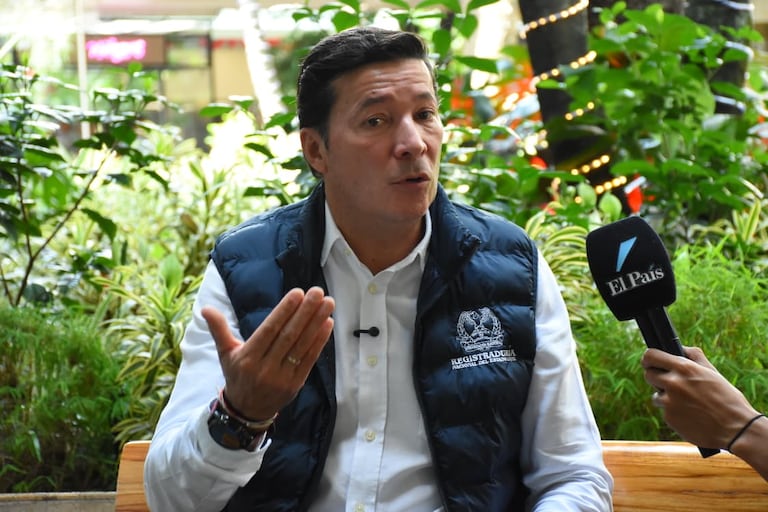 Según él, el futuro de la democracia como mecanismo para dirigir el destino de los países está en juego en la actualidad.