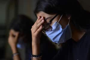 Malestar general, dolor de cabeza y ardor en la garganta son síntomas también están asociados a las Infecciones Respiratorias Agudas. Médicos aconsejan usar mascarilla para evitar contagiar a otros.