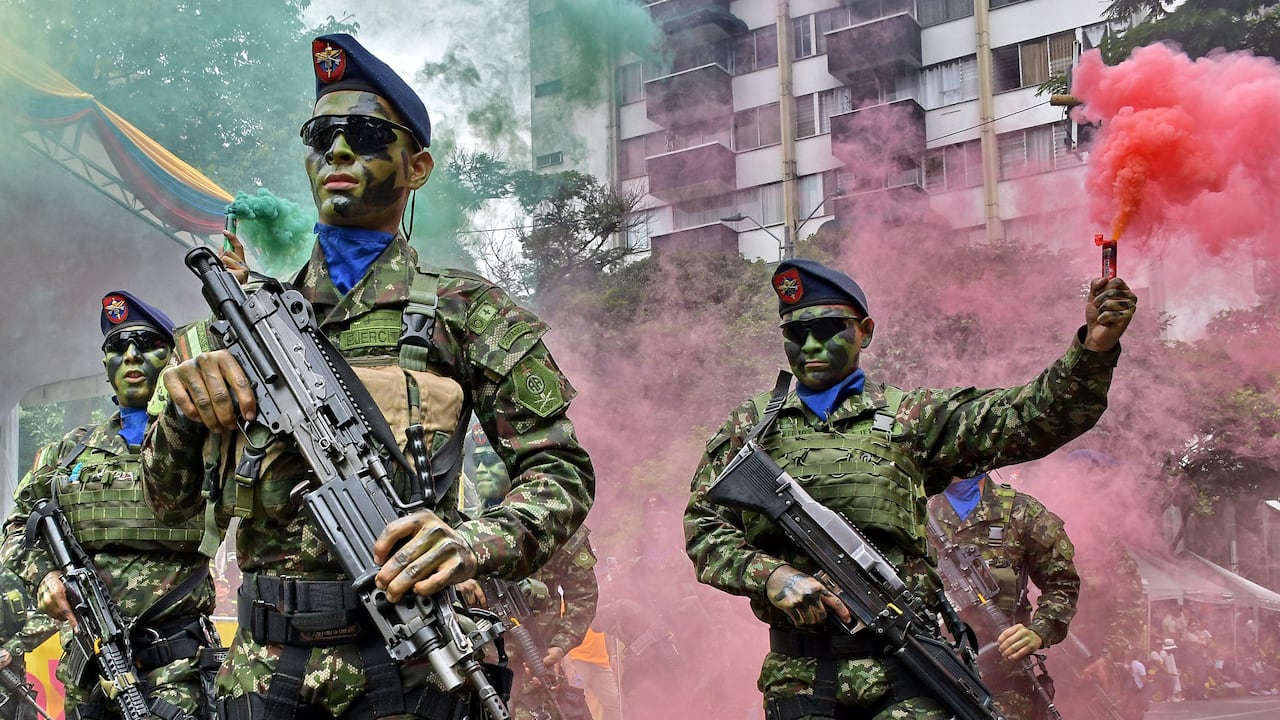 Este domingo 20 de julio, cientos de caleños llegaron hasta la tradicional Avenida Sexta, en el norte de Cali, para acompañar el desfile militar y policial con el que se conmemoraron los 215 años de la Independencia de Colombia, El desfile comenzó en la Plazoleta Jairo Varela y terminó en el CAI de Chipichape, en el norte de la ciudad y se convirtió en un acto lleno de civismo, orgullo patrio y reconocimiento a la labor de la Fuerza Pública. Fotos Raúl Palacios / El País.