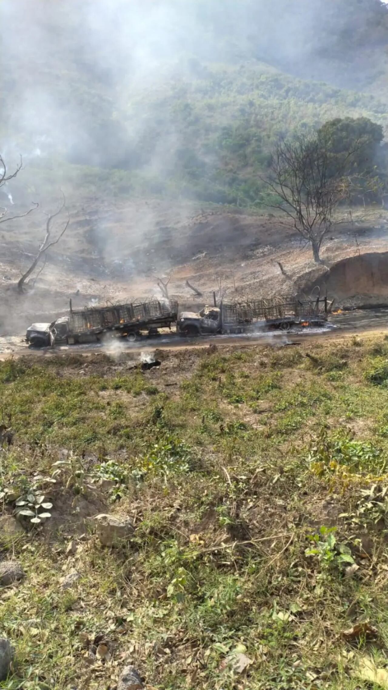 Humo y restos de un vehículo quemado tras el ataque de hombres armados en zona rural del Catatumbo.