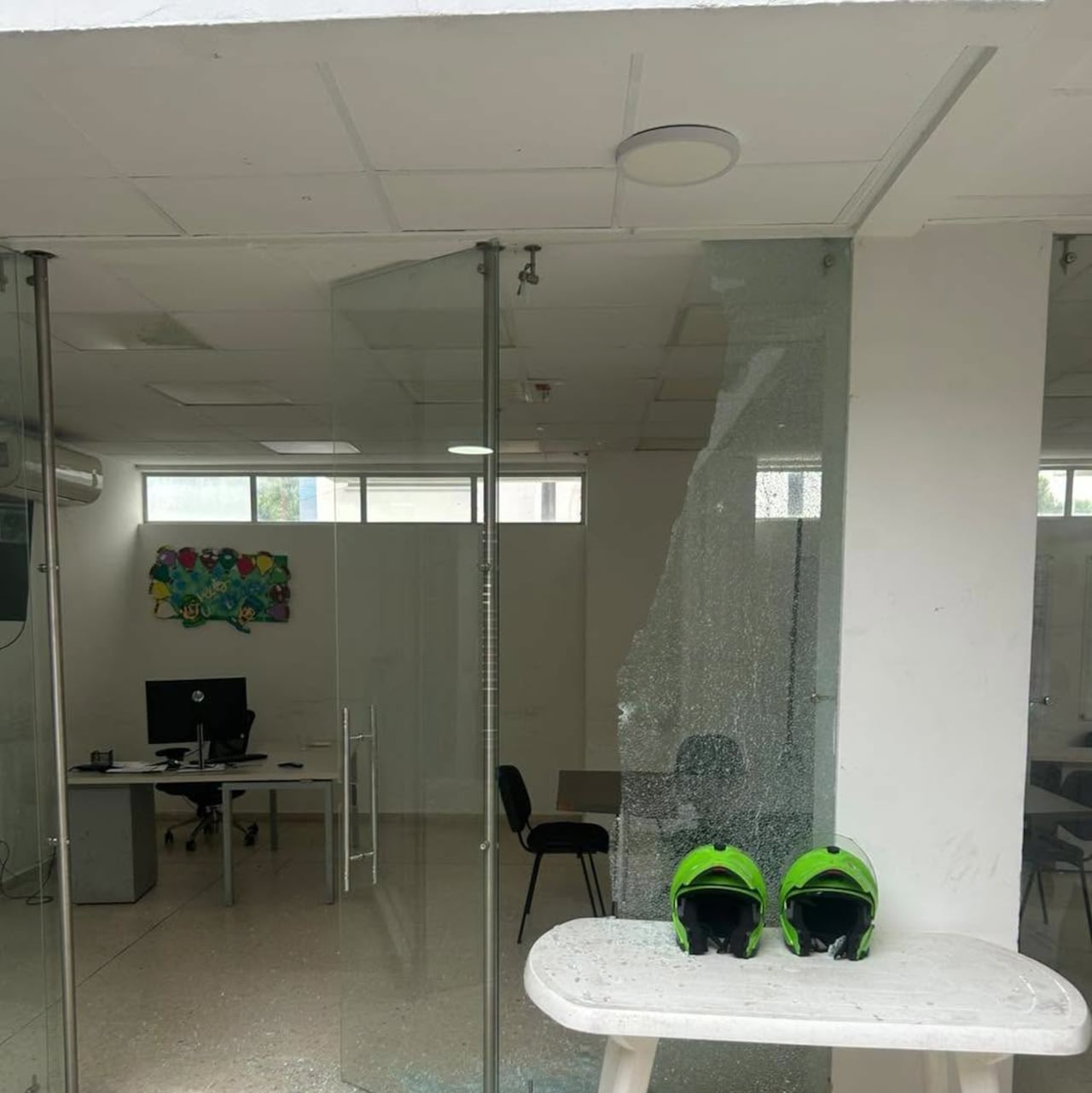 Se conocen las primeras imágenes de los Artefactos que habrían caído sobre la Estación de Policía de Aipe, Huila, en medio de un ataque registrado durante la tarde de este lunes.5 de octubre.
