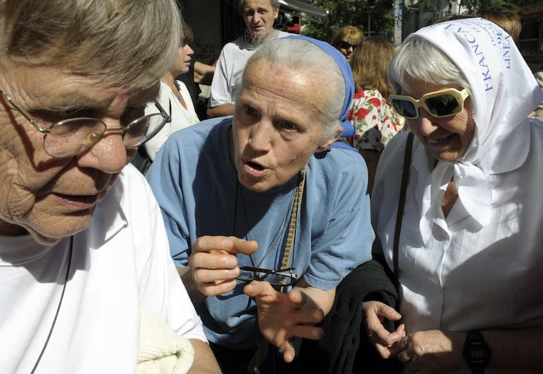 La monja francesa Sor Genevieve Jeanningros (C), conversa con Vera Jarach (D), miembro de la organización de derechos humanos Madres de Plaza de Mayo Línea Fundadora, durante el homenaje a las monjas francesas Alice Dumont y Leonie Duquet, secuestradas y asesinadas por la Marina durante la dictadura militar argentina (1976-1983) en Buenos Aires el 26 de marzo de 2010. Jeanningros es sobrina de Dumont.