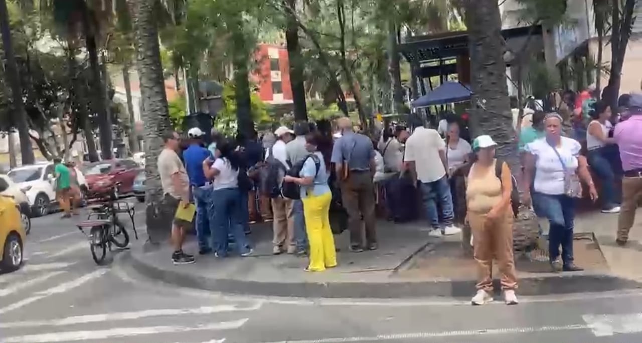 La ocupación del andén por parte de pacientes y motocicletas es una de las situaciones que genera inconformidad entre los vecinos del sector.
