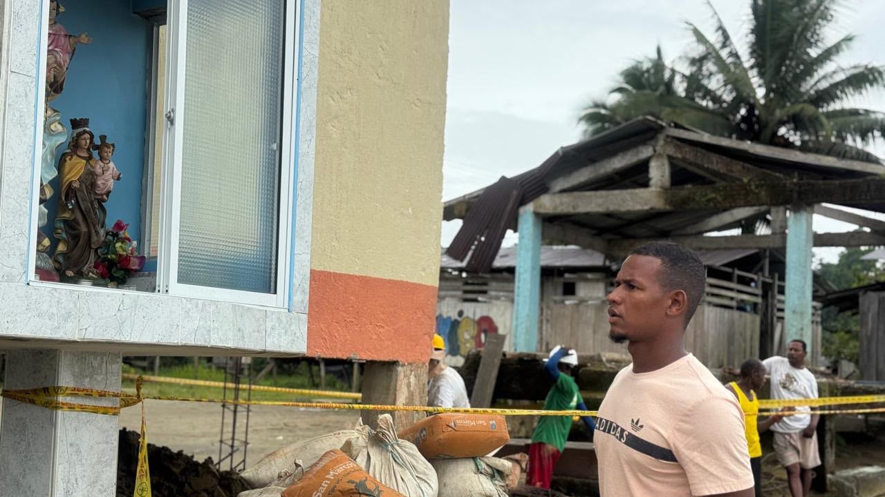 Dos meses después del terremoto, la Fundación Herencia de Timbiquí ya está reconstruyendo junto a las comunidades del litoral Pacífico colombiano.