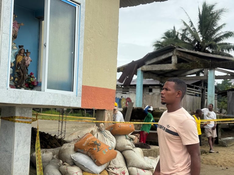 Dos meses después del terremoto, la Fundación Herencia de Timbiquí ya está reconstruyendo junto a las comunidades del litoral Pacífico colombiano.