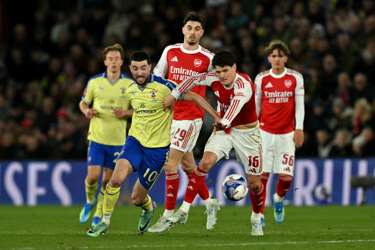 El centrocampista irlandés del Southampton, Finn Azaz (número 10), disputa el balón con el defensa danés del Arsenal, Christian Norgaard (número 16), durante el partido de cuartos de final de la FA Cup entre el Southampton y el Arsenal en el estadio St Mary's de Southampton, al sur de Inglaterra, el 4 de abril de 2026. (Foto de Glyn KIRK / AFP)