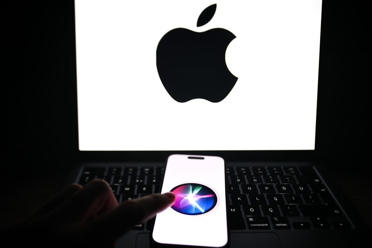 Siri es un asistente virtual desarrollado por Apple, integrado en dispositivos como el iPhone, iPad, Mac y Apple Watch.