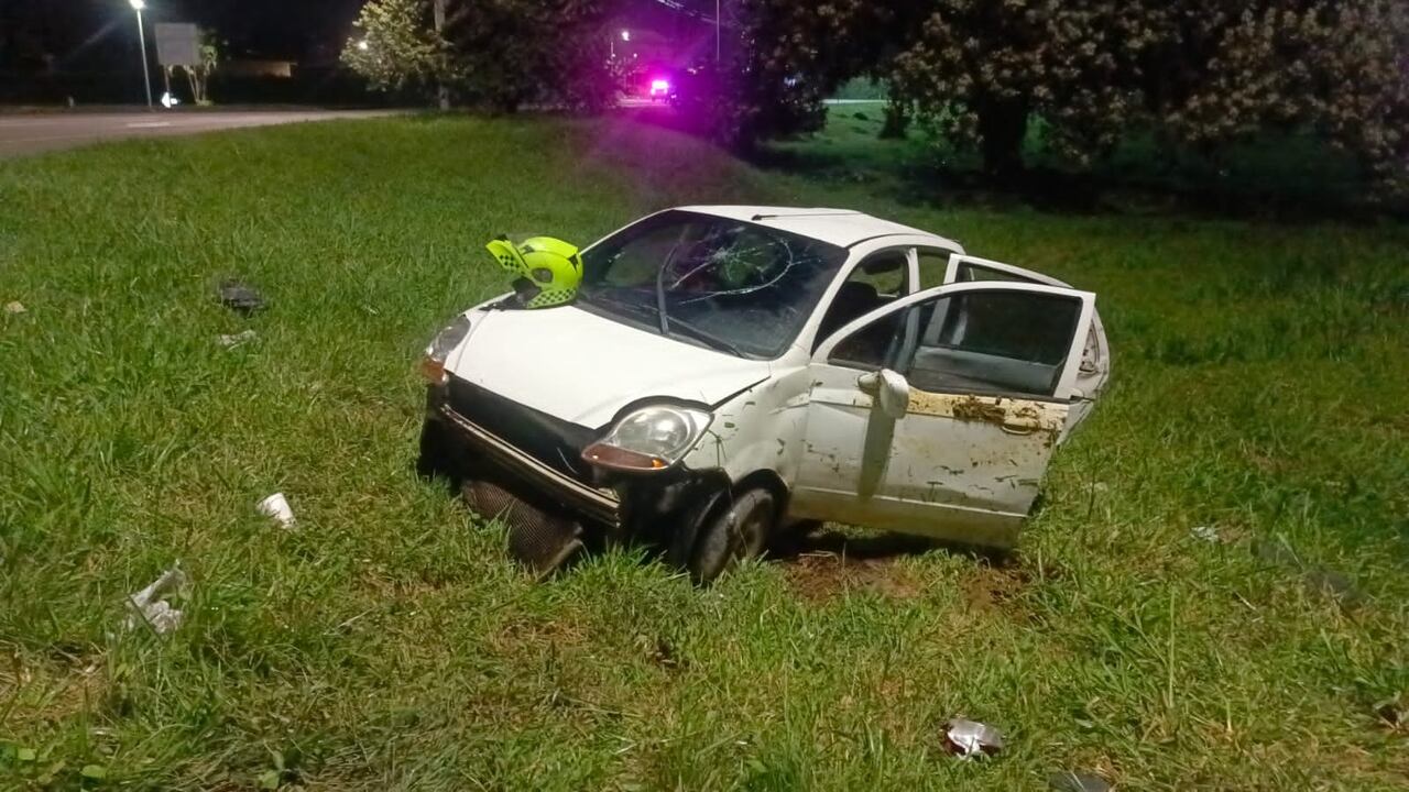 El vehículo en el que se movilizaban los presuntos responsables del hecho, se volcó.