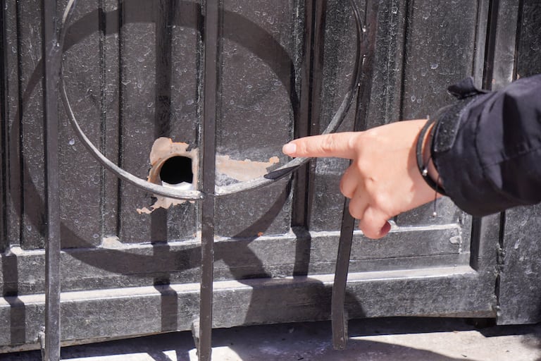 A person points at a bullet hole a day after an armed attack on a playground in San Francisco del Rincon, Guanajuato state, Mexico on February 18, 2026. An armed attack in the state of Guanajuato, in central Mexico, left a 36-year-old man dead and at least eight youths injured on a playground on February 17, 2026, another violent episode in the region that provoked terror among local neighbors. (Photo by Mario ARMAS / AFP)