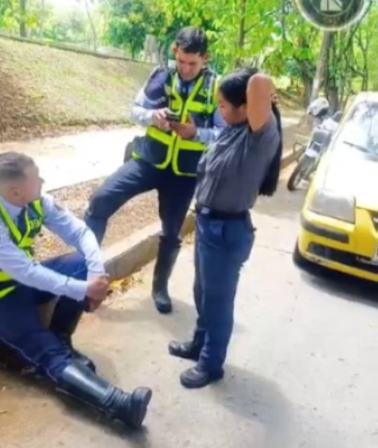 El guarda de movilidad lesionado recibe acompañamiento antes de su traslado a la clínica.