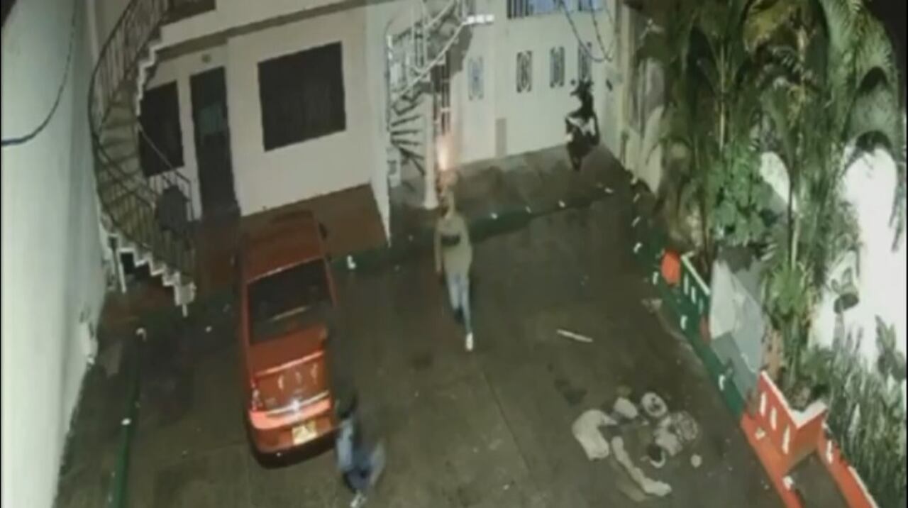 En el barrio Junín, dos hombres lanzaron explosivos a una vivienda.