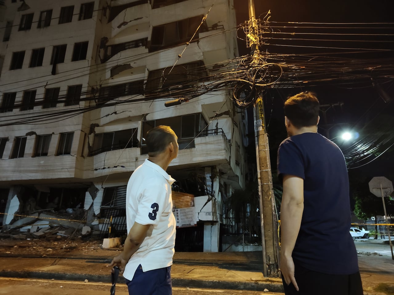 La acumulación de cables de telecomunicaciones en desuso, sumada a la cercanía con edificaciones gravemente afectadas por el sismo, como el edificio Archinié, mantiene en zozobra a los habitantes del barrio Los Cámbulos.