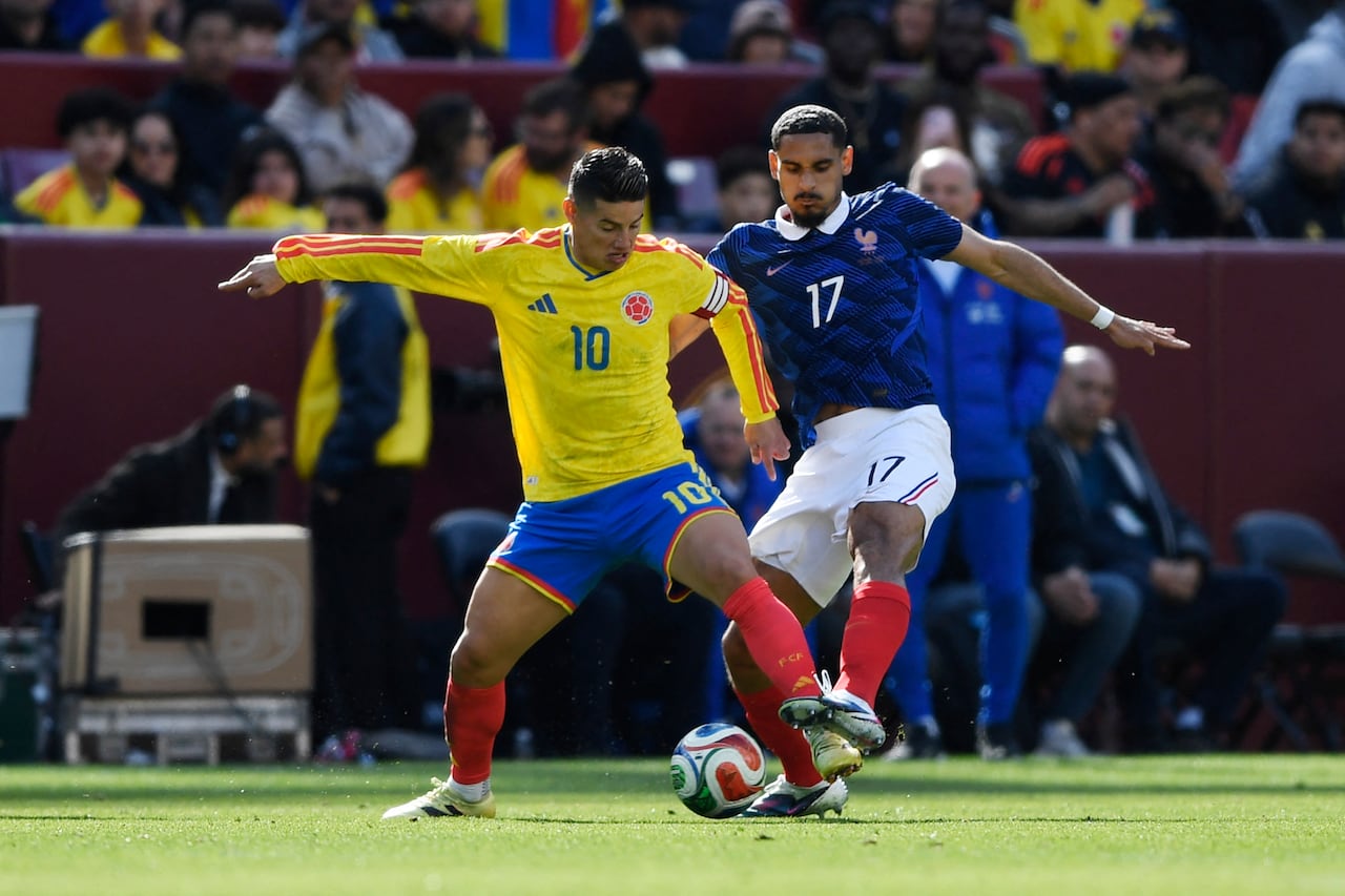 James Rodríguez, de Colombia, es desafiado por Maxence Lacroix, de Francia, durante el partido amistoso internacional entre Colombia y Francia en el Northwest Stadium el 29 de marzo de 2026 en Landover, Maryland.